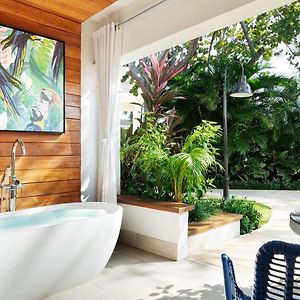 Luxus Zimmer mit Kingsize-Bett und mit Schwimmbadblick