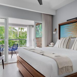 Zimmer mit Kingsize-Bett und mit Schwimmbadblick